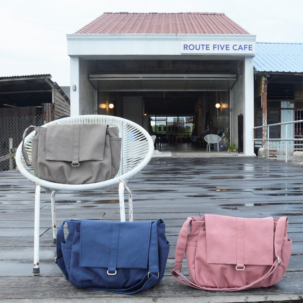 Danielle 19 Navy | Small Messenger Bag