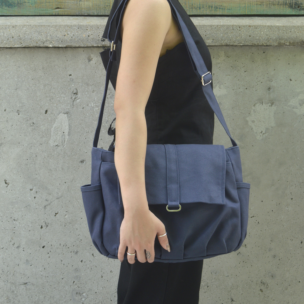 Danielle 19 Navy | Small Messenger Bag