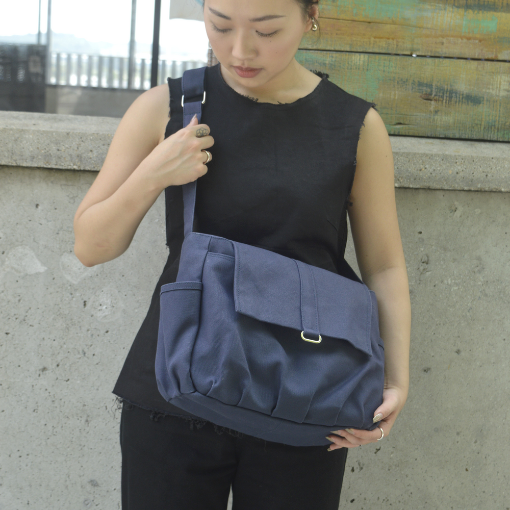 Danielle 19 Navy | Small Messenger Bag
