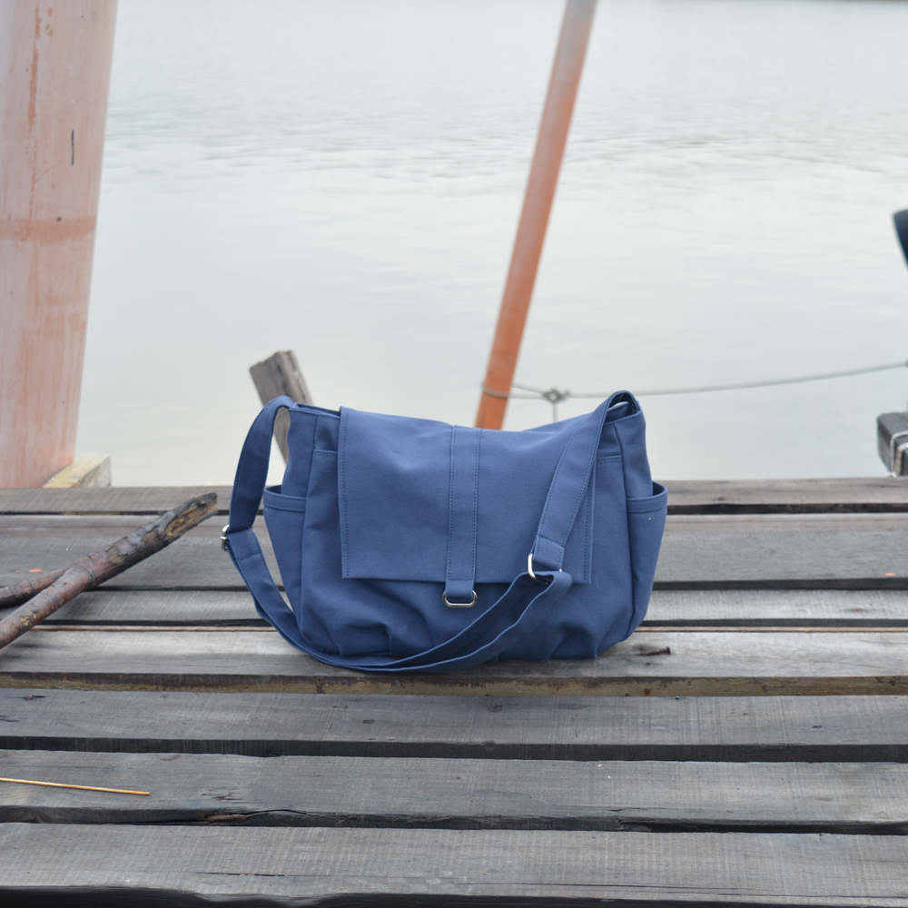 Danielle 19 Navy | Small Messenger Bag