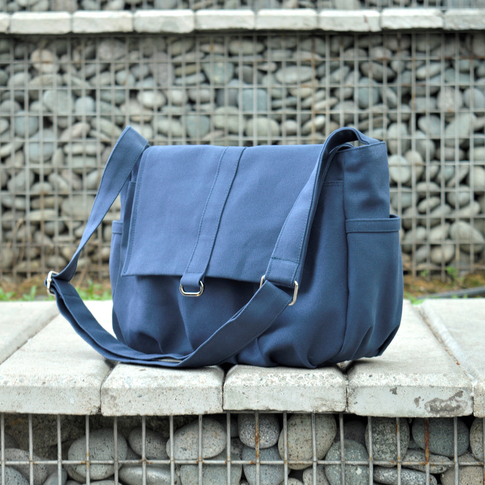 Danielle 19 Navy | Small Messenger Bag