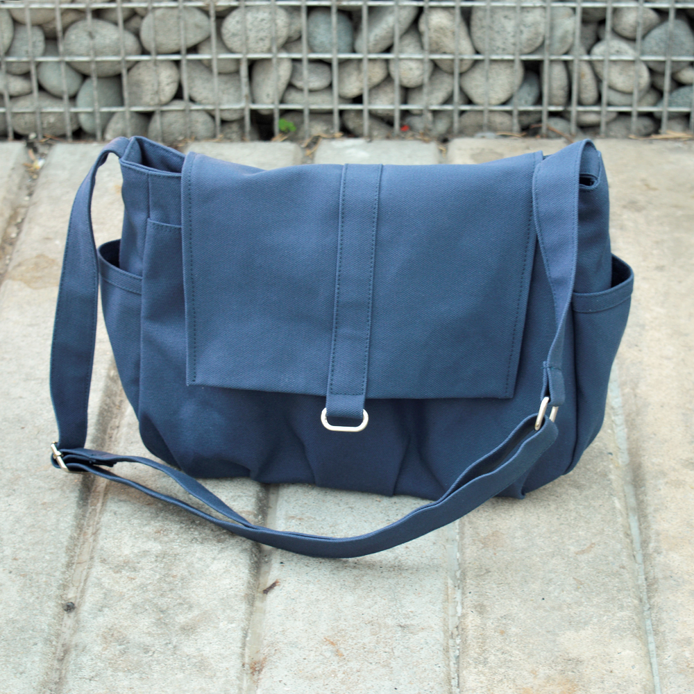 Danielle 19 Navy | Small Messenger Bag